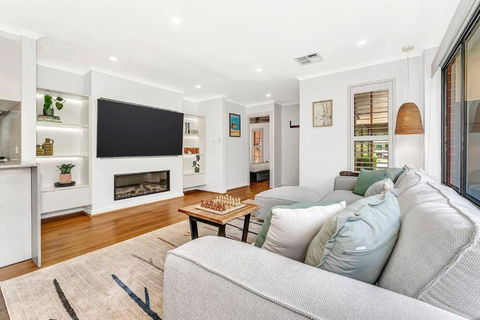 Redbrick Retreat - Generous Coastal Escape - Accommodation Port Macquarie 1