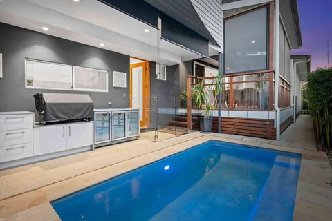 Redcliffe CBD Family Beach House - Accommodation Port Macquarie 0