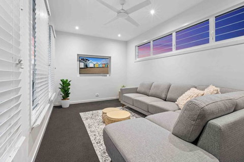 Redcliffe CBD Family Beach House - Accommodation Port Macquarie 2