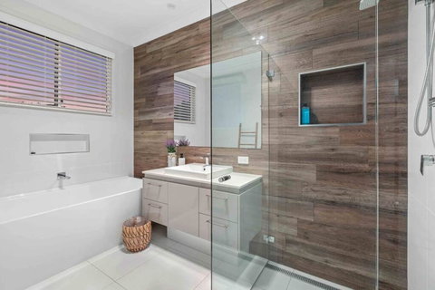 Redcliffe CBD Family Beach House - Accommodation Port Macquarie 3