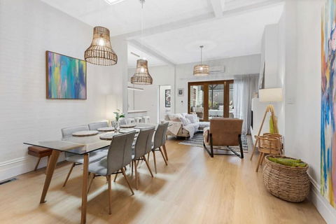 Refined 2-Bed House With A Charming Courtyard - Accommodation Port Macquarie 2