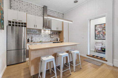 Refined 2-Bed House With A Charming Courtyard - Accommodation Port Macquarie 3