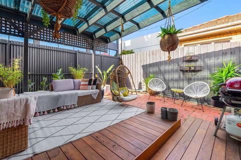 Refined 2-Bed House With A Charming Courtyard - Accommodation Port Macquarie 1