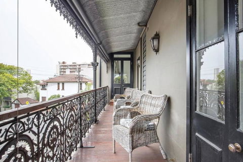 Refined Paddington Corner Terrace With Parking - Accommodation Port Macquarie 3