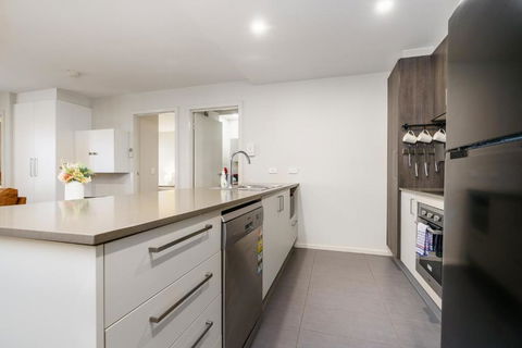 Relaxing 2BR Stay Near South Point Tuggeranong - Accommodation Port Macquarie 2