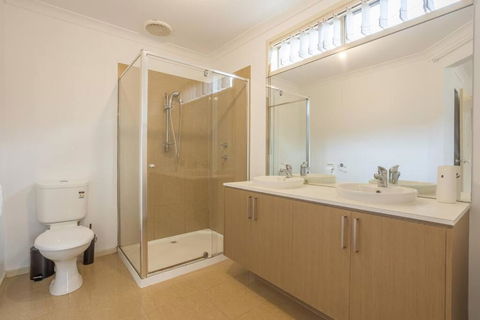 Relaxing Family Home In The Heart Of Tarneit - Accommodation Port Macquarie 1