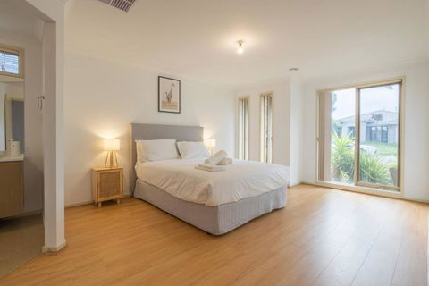 Relaxing Family Home In The Heart Of Tarneit - Accommodation Port Macquarie 3