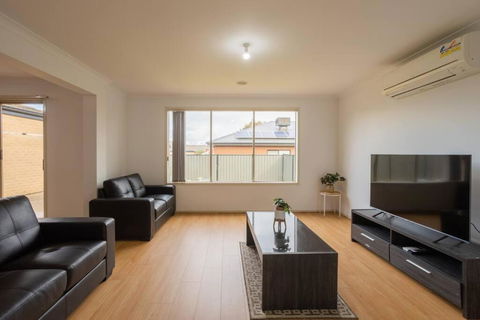 Relaxing Family Home In The Heart Of Tarneit - Accommodation Port Macquarie 1