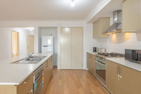 Relaxing Family Home In The Heart Of Tarneit - Accommodation Port Macquarie 3