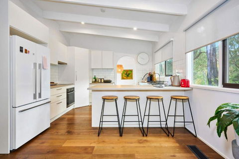 Renovated 5 Bedroom Retreat With Deck Fireplace - Accommodation Port Macquarie 0