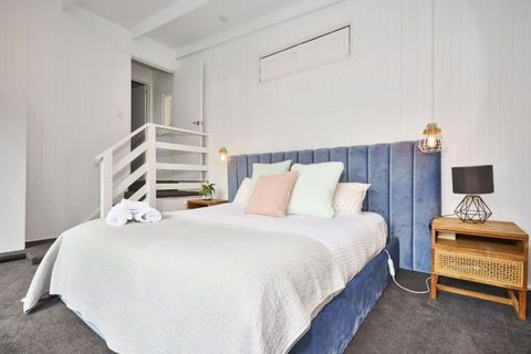 Renovated 5 Bedroom Retreat With Deck Fireplace - Accommodation Port Macquarie 3