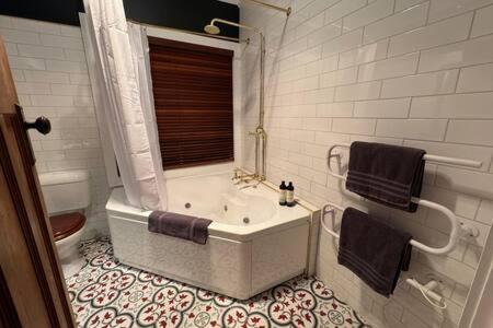 Renovated Cottage Near Cataract Gorge Launceston - Accommodation Port Macquarie 3
