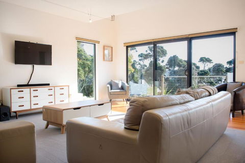 Retreat By The River - Views Wi-fi & Parking - Accommodation Port Macquarie 0