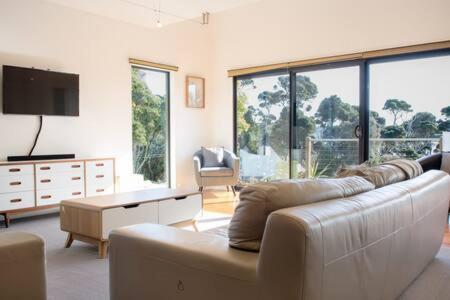 Retreat By The River - Views Wi-fi & Parking - Accommodation Port Macquarie 1