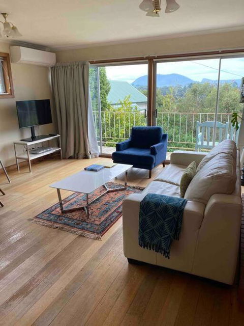 Retro Apartment Cornelian Bay - Water Views - Accommodation Port Macquarie 1