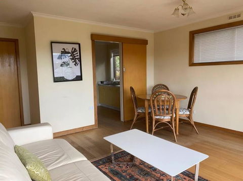 Retro Apartment Cornelian Bay - Water Views - Accommodation Port Macquarie 3