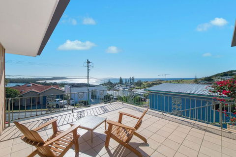 Retro Beach House - Accommodation Port Macquarie 0