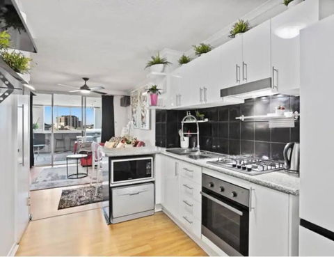 Retro Chic Vibes, Tropical Pool & Prime Location - Accommodation Port Macquarie 3