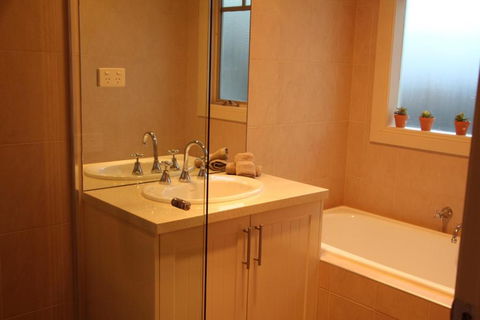 River Rock Cottage Centrally Located And Dog Friendly - Accommodation Port Macquarie 3