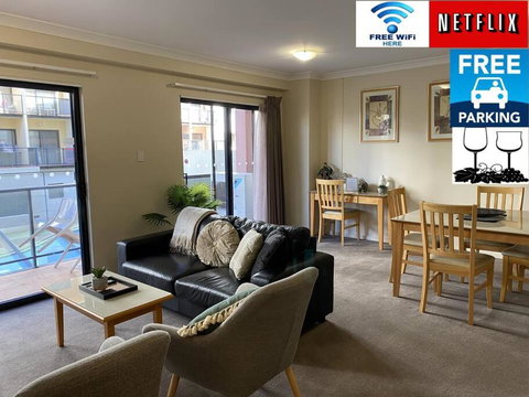 RIVERSIDE CITY VIEW PARKING NETFLIX WIFI WINE FREE - Accommodation Port Macquarie 0