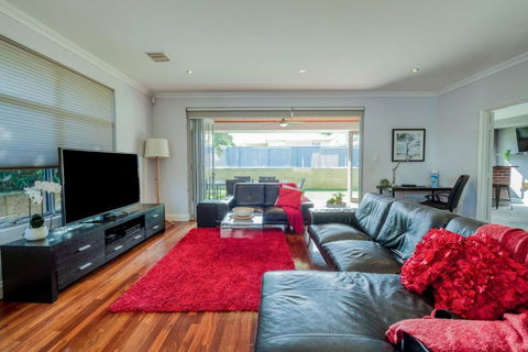 Rivervale Retreat - Spacious Family Living - Accommodation Port Macquarie 1