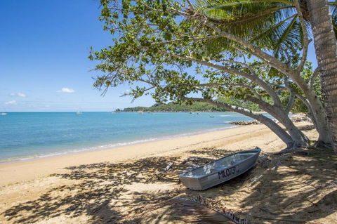 SAILS 9 Beachfront Getaway Horseshoe Bay - Accommodation Port Macquarie 1