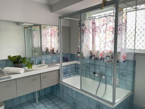 Runaway Bay Family Haven With 4beds - Accommodation Port Macquarie 2