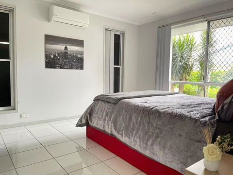 Runaway Bay Family Haven With 4beds - Accommodation Port Macquarie 3