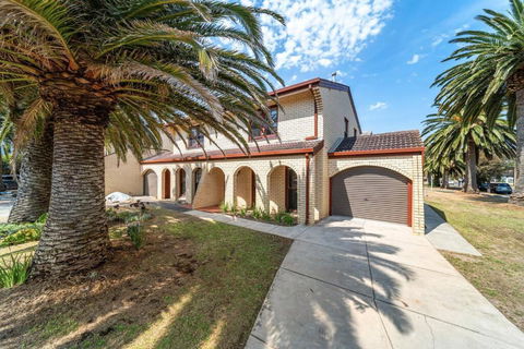 Sage By The Sea - WiFi, BBQ, Beach, Art - Accommodation Port Macquarie 3