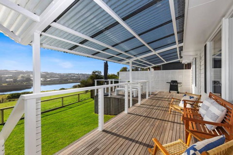 SALTWATER HOUSE - Opposite The Beach And Views Over The Lake! - Accommodation Port Macquarie 1