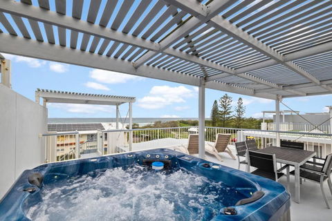 Salty Breeze - Rooftop Terrace & Jacuzzi - Accommodation Port Macquarie 0