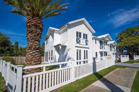 Salty Palms By The Sea - ONE - Accommodation Port Macquarie 0