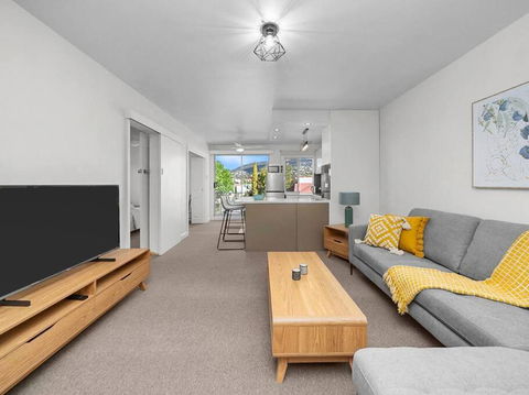Sandy Bay Apartment With Hobart River View, Near UTAS - Stroll To Cafes And Shops - Accommodation Port Macquarie 2