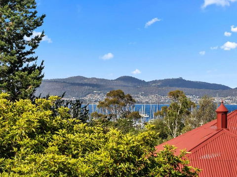 Sandy Bay Apartment With Hobart River View, Near UTAS - Stroll To Cafes And Shops - Accommodation Port Macquarie 1