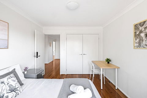 Serene Double Room In Panania - Close To Stations & Shops - Shared Bathroom - Accommodation Port Macquarie 1