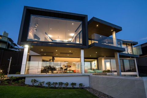 Somers Sanctuary - Luxury Interiors, Pool, Sauna, Water Views, Theatre Room - Accommodation Port Macquarie 3
