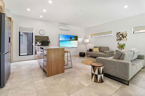 Storey Time I 2BR Townhouse For Melbourne Travel - Accommodation Port Macquarie 1