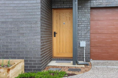 Storey Time I 2BR Townhouse For Melbourne Travel - Accommodation Port Macquarie 3