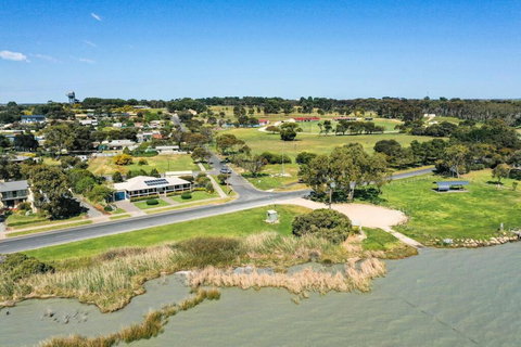 The Blue House On Lake Albert - Accommodation Port Macquarie 3