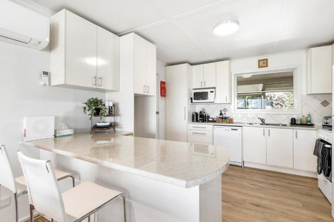 The Blue House On Lake Albert - Accommodation Port Macquarie 2