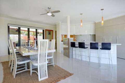 BEACHSIDE MANOR - Walk To The Beach - Accommodation Port Macquarie 3