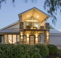 Beachstone - Stylish Spacious Home Opposite Beach and Close to Town - Accommodation Port Macquarie