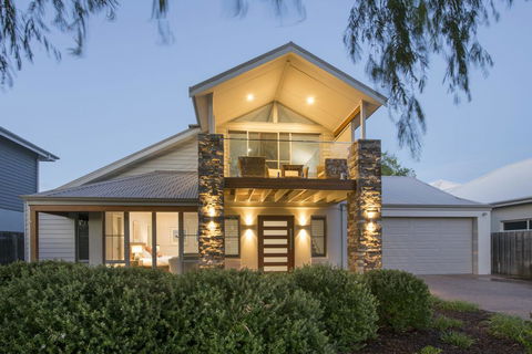 Beachstone - Stylish Spacious Home Opposite Beach And Close To Town - Accommodation Port Macquarie 0