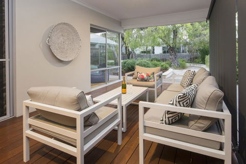 Beachstone - Stylish Spacious Home Opposite Beach And Close To Town - Accommodation Port Macquarie 3