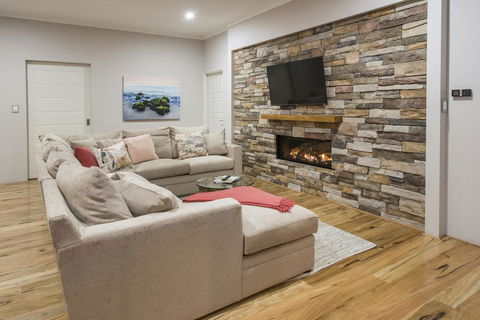 Beachstone - Stylish Spacious Home Opposite Beach And Close To Town - Accommodation Port Macquarie 1