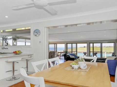 Beachview - Walking Track Straight Down To The Beach - Accommodation Port Macquarie 3