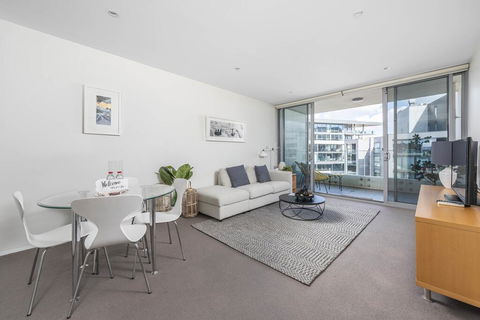 Beautiful Modern Lake View Apartment - Accommodation Port Macquarie 3