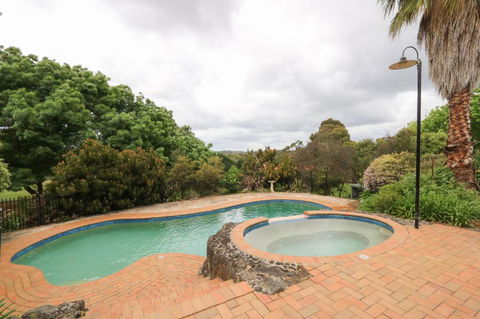Beautiful Resort Retreat Villa In The Yarra Valley - Entertainer's Delight - Accommodation Port Macquarie 3