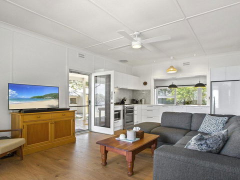 Bellevue - Overlooking Serene Lake Woolumboola - Accommodation Port Macquarie 3