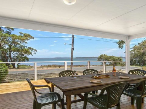 Bellevue - Overlooking Serene Lake Woolumboola - Accommodation Port Macquarie 0